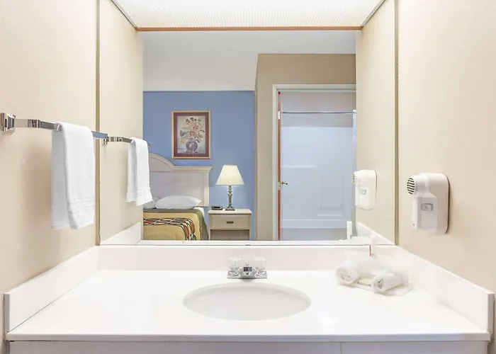 Super 8 By Wyndham Freeport