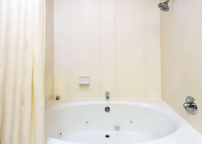 Super 8 By Wyndham Freeport